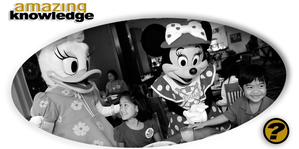 How-to-Dine-with-Disneyland-Characters